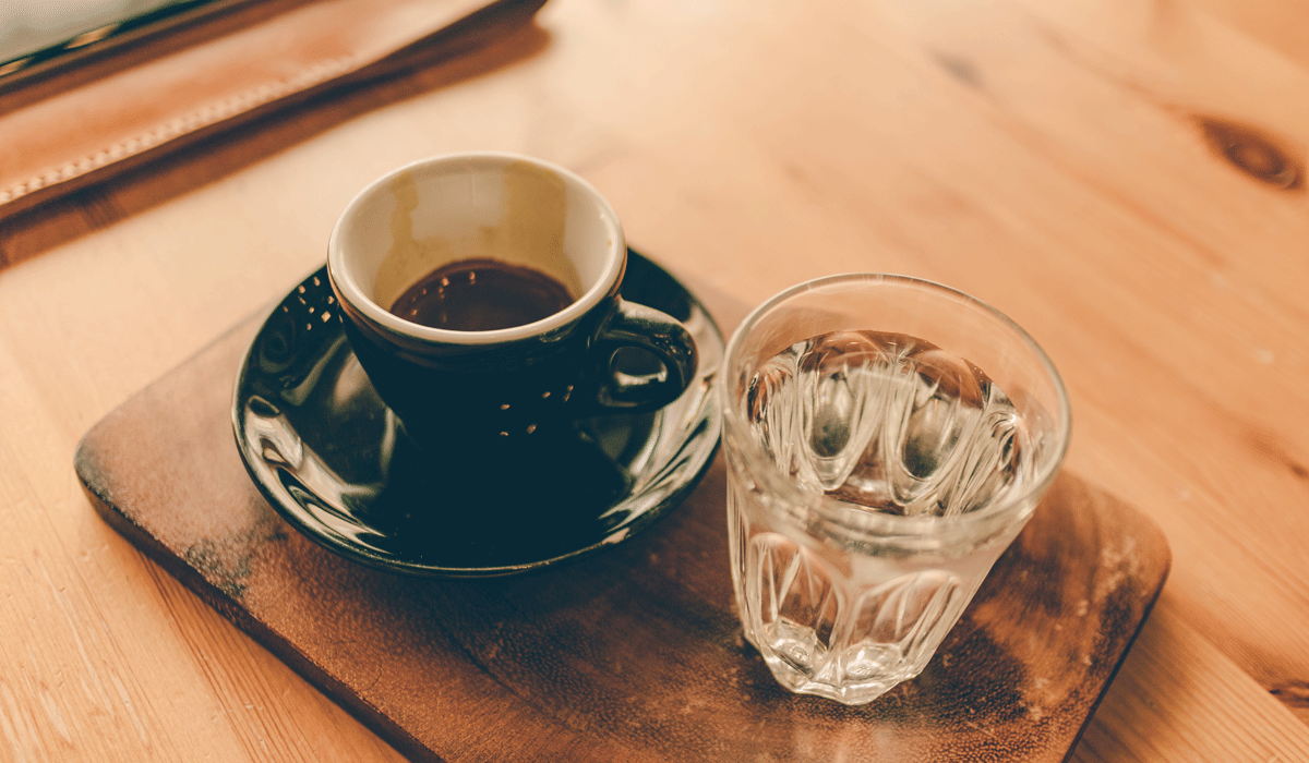 Das Glas Wasser zu dem Kaffee